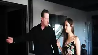 فتاة مثارة تئن بينما يداعب معلمها مهبلها المبلل