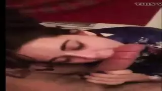 حركة إباحية خلفية مزدوجة: ملكة سمراء تمارس الجنس مع نفسها بقضبان اصطناعية عملاقة وتشاهد فرجها