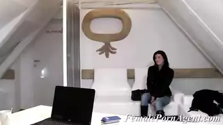 ربة منزل هنغارية تفعل كل ما في وسعها للبقاء على علاقة جيدة مع زوجها من المنزل