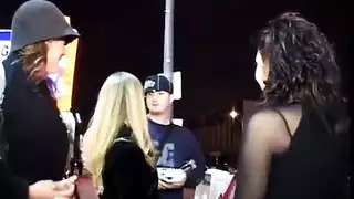 ذهبت الفتيات إلى المنزل وبدأت في استمناء حتى بدأوا يصرخون من المتعة من المتعة