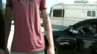 سمراء قرنية ترتدي نظارات تدمر مهبلها