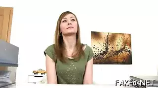 تعليمات صريحة: الشقراء تظهر لعشيقها كيف يعطيها شرج عميق في المطبخ