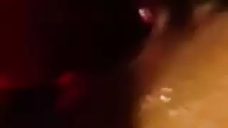 فتاة ذهبية تركب قضيبًا صلبًا كبيرًا حتى تبلغ