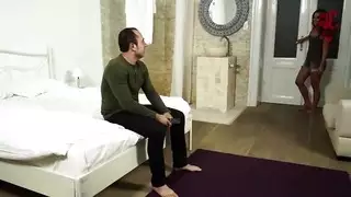 فتاة شقراء تدفع إلى حدودها القصوى في الجنس الشرجي مع صديقاتها