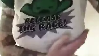 زي مثير وإباحي: مص قضيب كبير ولعق مكثف للبظر في مشهد ثلاثي