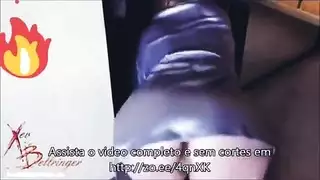 اختناق شديد على قضيب إباحي سميك