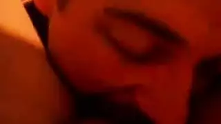 مشهد إباحي: حبيبها يبلع حلمتيها بعمق