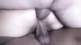 سارة تبلل وهي تقدم شاي بورن