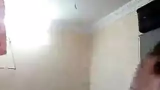 خاسرون مثارون في ملابس فيتش يمارسون جنسًا صريحًا بريًا