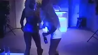 ‫فتاة سهلة مشتركة: نمررها فيما بيننا لمتعة الجنس الجماعي‬