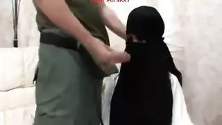 فتاة محجبة ساخنة تمص بقوة وتأخذ وجهًا منيًا سميكًا