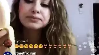 عاهرة شابة تصور جنس صريح من أجل الشهرة على الإنترنت