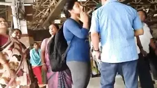 جنس شرجي قاسي مع مراهقة بشعر أخضر: أصابع وضرب بقوة