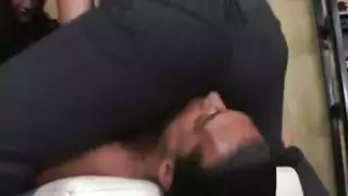  cfnm صريح: فيم دوم، جماع عكسي مع جلوس على الوجه