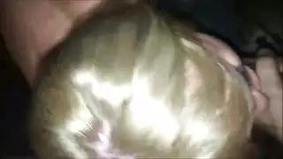 شقراء جنية عاهرة تأخذ حل عميق وتركب في مشهد جنس جماعي