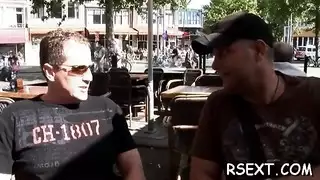 جلسة بلع عميق وجنس لسان لامرأة ممتلئة